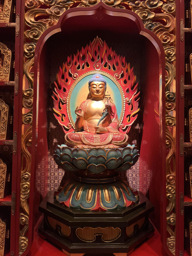 Buddha Tooth Relic Temple (วัดเขี้ยวแก้ว)