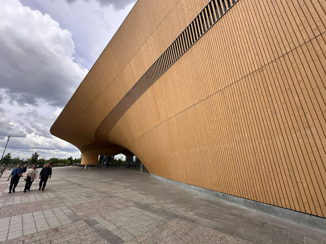 【ヘルシンキ中央図書館 Oodi｜未来型図書館で過ごす静かな時間】