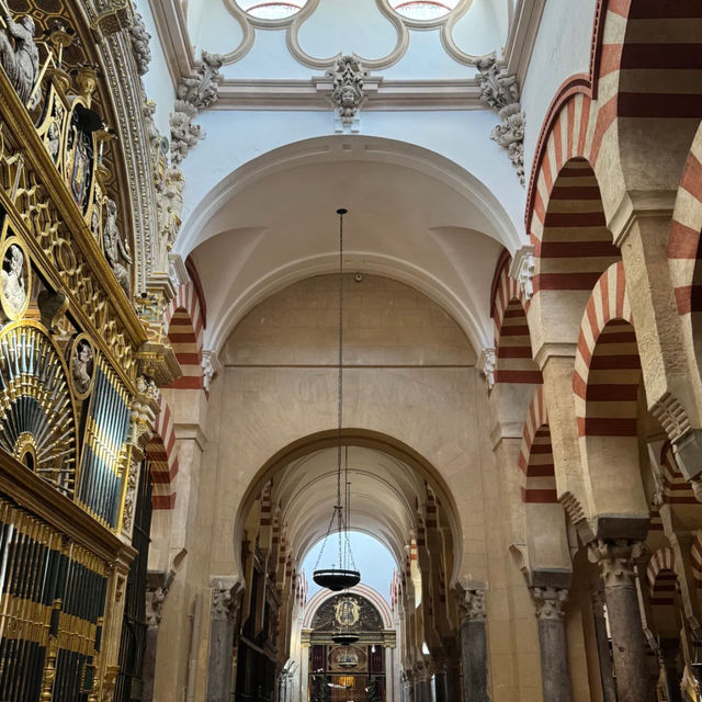 Cordoba's Mosque-Cathedral: A Stunning Blend of Faiths! 🕌⛪
