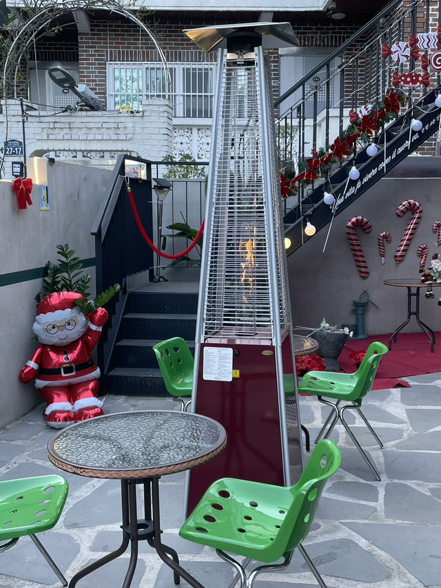 크리스마스가 기다려 지는 해리단길 감성카페 