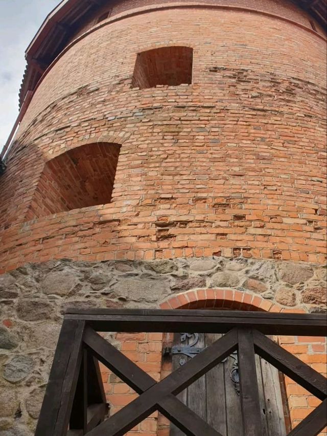 Europe 🌍🏰✨ Trakai Island Castle: Lithuania’s Fairytale on Water! 🌊🇱🇹