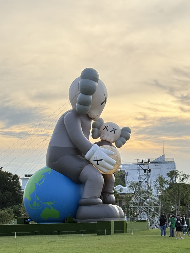 เดินเล่นชมงาน KAWS:Holiday Thailand 