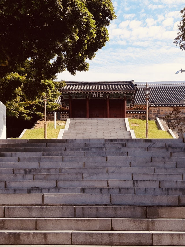 Jinnamgwan Hall, Yeosu: A Monument to Naval History and Architectural Grandeur