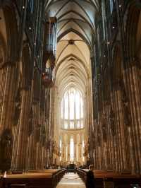 ⛪️圧巻のゴシック建築！ケルン大聖堂で心震える瞬間を✨