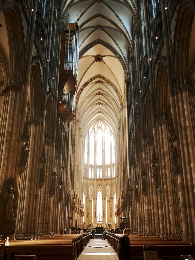 ⛪️圧巻のゴシック建築！ケルン大聖堂で心震える瞬間を✨