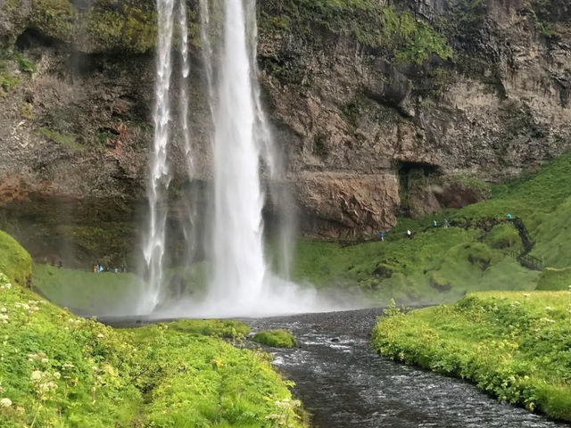 Seljalandsfoss: Iceland's Summer Must-See Waterfall! 🇮🇸💦