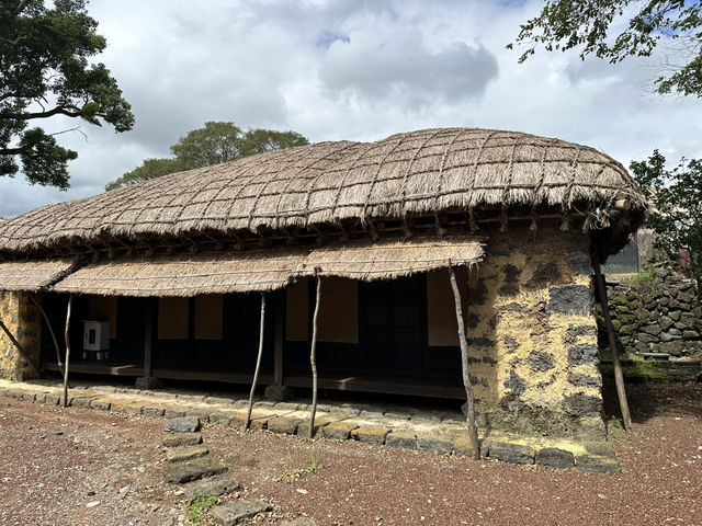 🏡一腳踏進濟州古代生活現場！《城邑民俗村》：這不只是村落，是一座活著的歷史博物館！🌾⛰️