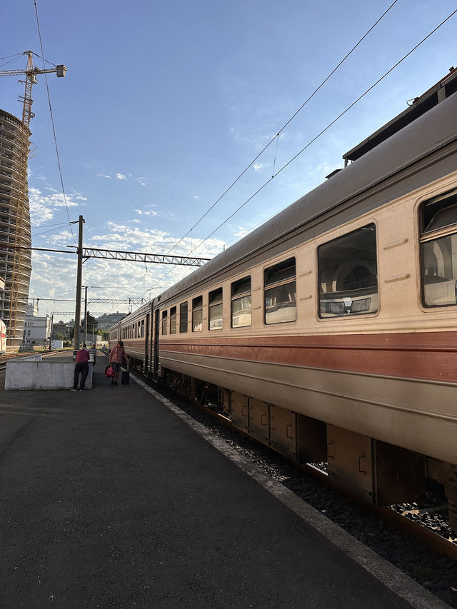 【Batumi → Kutaisi 鉄道旅｜“黒海沿岸から内陸へ、ゆったり列車で彩る旅情”】
