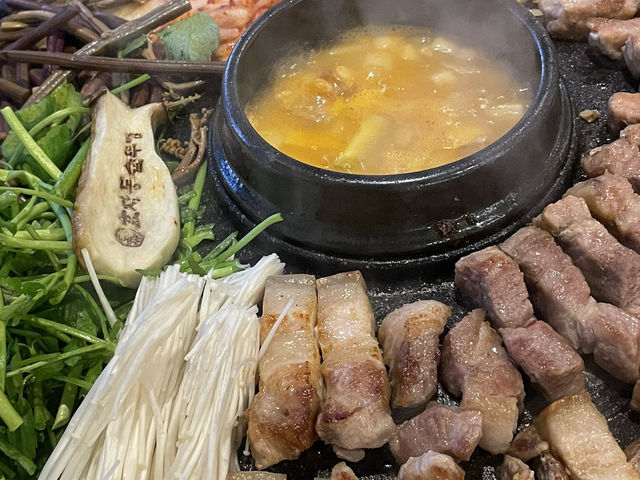“훅 꽂히는 가성비 + 감성, 신창동 솥뚜껑 고기집” 