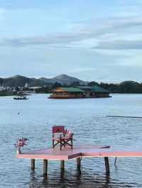 The Sky River Club บีชบาร์สีชมพูสุดคิวท์ริมน้ำกาญ