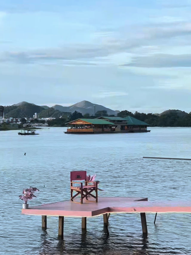 The Sky River Club บีชบาร์สีชมพูสุดคิวท์ริมน้ำกาญ
