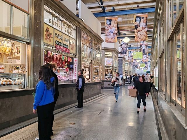 维多利亚女王市场：墨尔本百年历史地标，美食与文化的狂欢地
