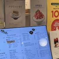 서울 안국역 / 안국역 근처에서 맛난 빙수와 음료를 찾는다면 카페 담장옆에 국화꽃