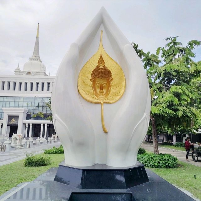 ลานหินโค้ง หลวงพ่อปัญญานันทภิกขุ