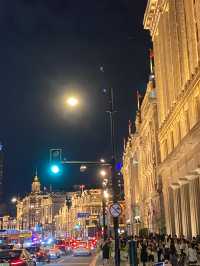 上海外灘，看夜景，也看上海的新與舊。