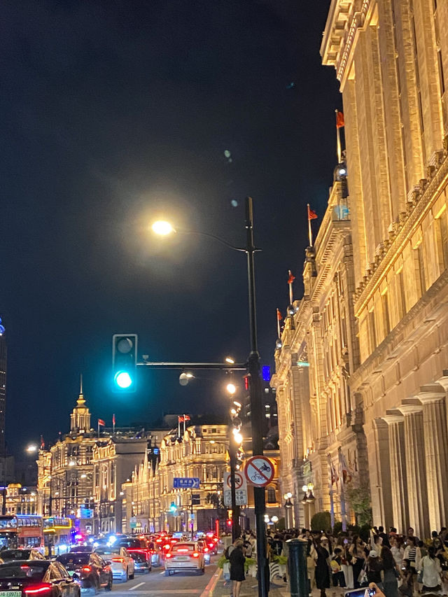 上海外灘，看夜景，也看上海的新與舊。