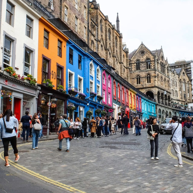 🎨 Cobblestones & Curiosities: Wandering Victoria Street, Edinburgh 
