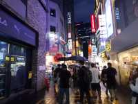 夜雨明洞閃爍的不只是霓虹，韓國必遊夜景景點。