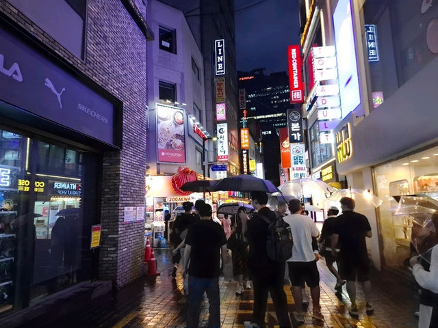 夜雨明洞閃爍的不只是霓虹，韓國必遊夜景景點。