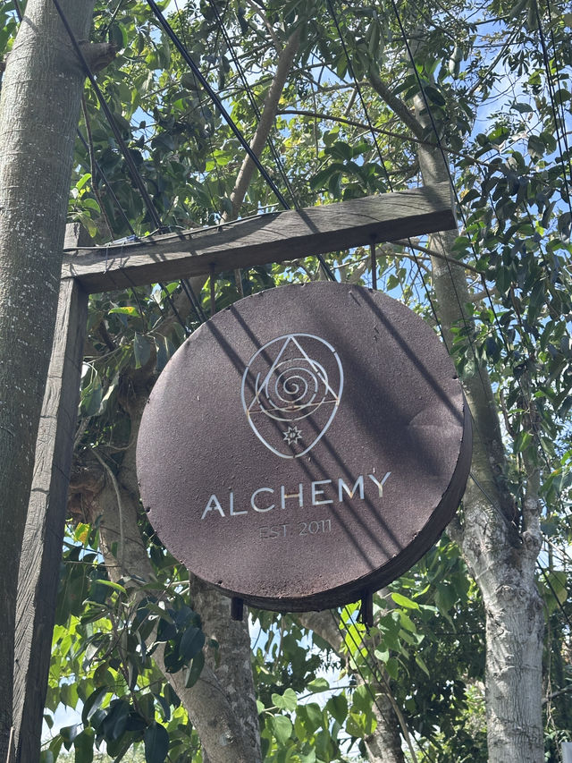 울루와뚜 햇살 아래 걷다가 조용히 들어선 % Arabica.