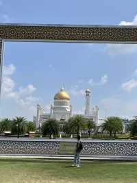 🖼️ Framed in Brunei: The Picture-Perfect View of Omar Ali Saifuddien Mosque