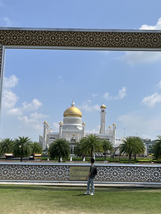 🖼️ Framed in Brunei: The Picture-Perfect View of Omar Ali Saifuddien Mosque