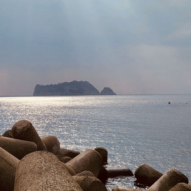A Unique Volcanic Shoreline with Dramatic Views of Sunrise Peak