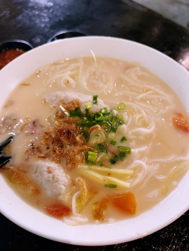 Woo Pin 45: Hidden Gem for Fish Noodles and Local Delights 
