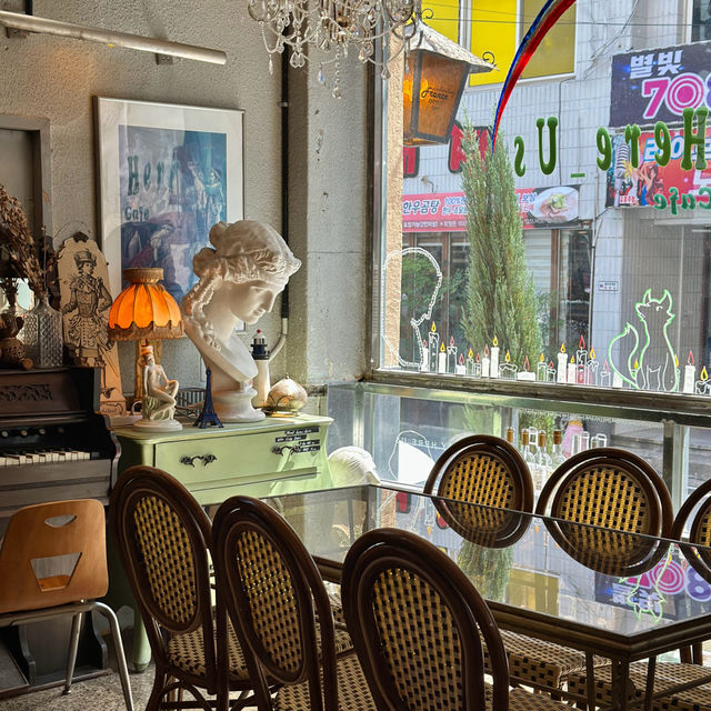 ๐'์ค์ฌ์ฐ' ๋์ ์ ํ๋ ๋นํฐ์ง ๊ฐ์ฑ ์นดํ ๐'์ค์ฌ์ฐ' ๋์ ์ ํ๋ ๋นํฐ์ง ๊ฐ์ฑ ์นดํ