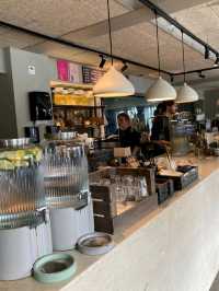 CAFÉ WITH GREAT COFFEE & PASTRIES.