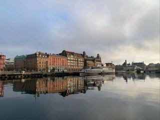 一座充滿活力、氛圍輕鬆現代的海濱城市