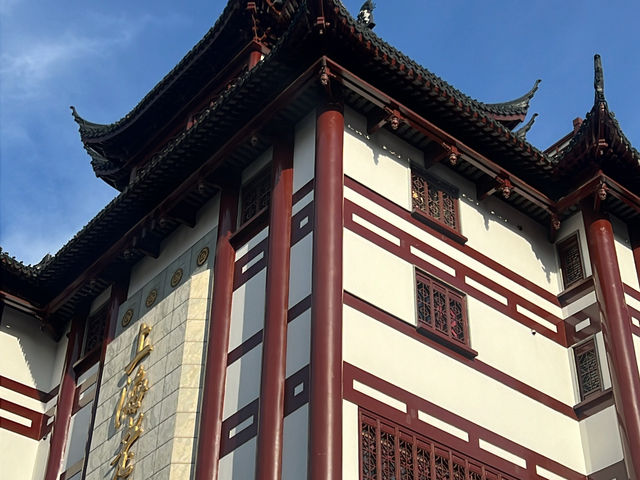 Where tradition meets tomorrow. 🌃 #Shanghai