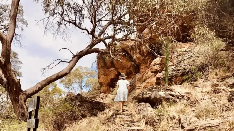 Kesendirian dan Sejarah di Hermit’s Cave & Lookout, Griffith — traveler post in Griffith