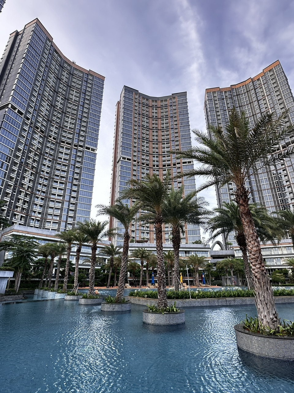 #hotelkidsfriendly 👨👩👧👦 Family Staycation di Oakwood PIK 🌿
Kadang liburan terbaik itu nggak perlu jauh-jauh. Cukup menemukan tempat menginap yang nyaman, luas, dan ramah keluarga — dan semua itu kami rasakan saat staycation di Oakwood Apartments PIK.

Yang paling bikin jatuh hati adalah unit apartemen yang super luas dan homey. Ada ruang keluarga, dapur lengkap, dan kamar tidur yang nyaman — jadi anak-anak bebas bermain, sementara orang tua tetap bisa santai. Rasanya seperti pindah rumah sementara, tapi dengan fasilitas hotel ✨

💦 Waktu Berkualitas Tanpa Ribet
Mulai hari dengan sarapan santai, lanjut main di kolam renang, jalan sore di area PIK yang rapi dan bersih, lalu kembali ke kamar untuk quality time bareng. Semua terasa praktis dan tenang — cocok banget buat keluarga yang pengin liburan tanpa drama.

🍳 Dapur Lengkap = Anak Happy
Punya dapur sendiri itu big plus buat family stay. Mau masak simpel, bikin bekal anak, atau sekadar hangatkan makanan favorit — semuanya jadi lebih mudah dan fleksibel.

📍 Lokasi Strategis di PIK
Dekat pantai, playground, mall, dan spot kuliner keluarga. Mau keluar sebentar atau full stay di kamar pun sama-sama nyaman.

✨
Oakwood Apartments PIK
Staycation keluarga yang luas, tenang, dan fungsional — tempat di mana kenyamanan rumah dan kemewahan hotel bertemu 🤍
