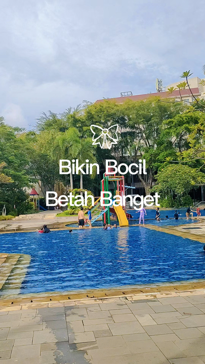 Staycation bareng keluarga tanpa drama! Jujur, jatuh cinta banget sama suasananya yang bikin betah. Kamarnya bersih, room service-nya oke, dan yang paling penting: kids activities-nya juara! Bener-bener definisi 'Bocil Happy, Orang Tua Tenang'.Mulai dari pagi renang sepuasnya, lanjut main di indoor playground yang gemesin, sampai istirahat nyaman di kamar yang luas. Paket lengkap banget buat menutup tahun dengan energi positif. Buat kalian yang masih bingung cari tempat liburan akhir tahun yang ramah anak tapi tetep estetik buat foto-foto.
#hotelkidsfriendly 