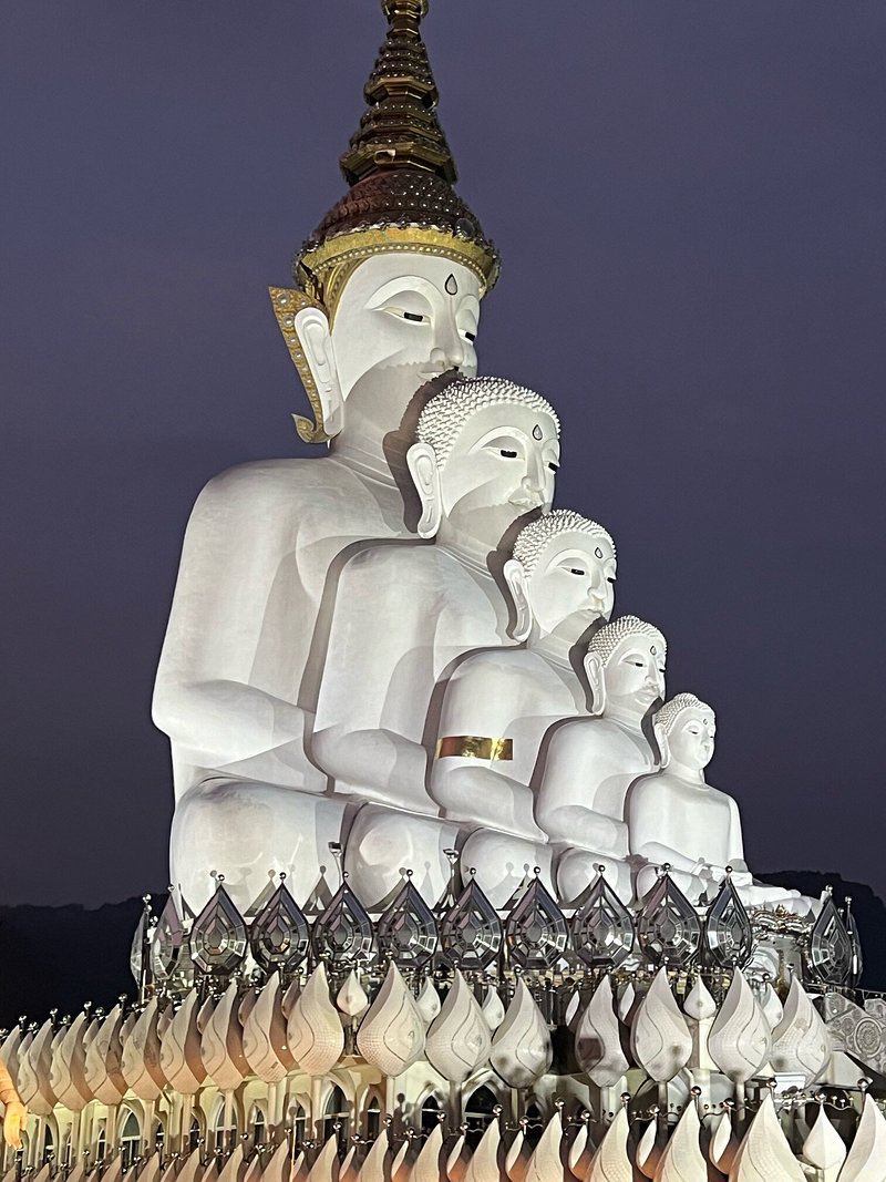 黄金に輝く仏塔。 | Trip.com カオコー