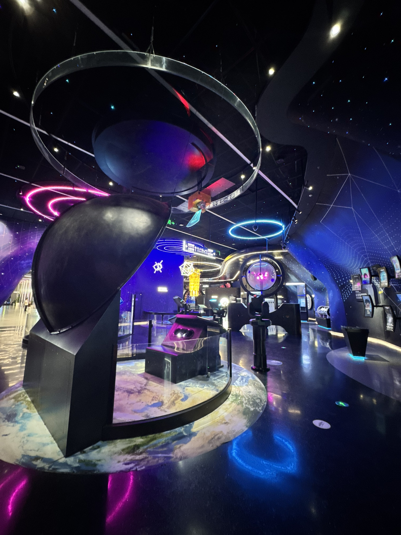 🚀 [Super-Sized Science Museum] The spaceship-like Shenzhen Science and Technology Museum opened its doors just last May! Boasting six massive floors, it features exhibition halls covering a dazzling array of scientific fields—from general tech and digital art to aviation, AI, and communications. You'll be absolutely amazed! The museum is packed with interactive installations, making it the perfect place for kids to learn through play. Plus, the ticket prices are super affordable, offering unbeatable value for money!

Recommended Route
With six floors to explore, we highly recommend starting from the ground floor and working your way up. This allows you to journey from basic science all the way to futuristic tech, soaking in the unique charm of each themed hall. The Aviation and Space Exploration zone is a major highlight, featuring authentic models, starry sky experiences, and interactive games. Come evening, the museum takes on an even more sci-fi vibe—perfect for capturing those Instagram-worthy shots! Meanwhile, the Digital Art hall shines a spotlight on AI and cutting-edge tech, with plenty of interactive screens scattered throughout.
Personal favorite: You absolutely must pay a little extra for the Dome Cinema🍿! The 360-degree visual impact is stunning, giving kids a truly immersive experience of exploring the universe!


Tips
1. The museum is enormous! We recommend setting aside at least half a day to explore it floor by floor, from bottom to top.
2. It's less crowded on weekdays. If you're visiting on a weekend or holiday, arrive early to avoid long lines.
3. Make sure to bring a portable power bank. You'll need your phone for taking photos and scanning QR codes for the interactive exhibits.
4. The Dome Cinema requires an extra fee. You can book your tickets in advance at the ticket office or via the WeChat Mini Program.
5. Dining options, a playground, and snack bars are available inside the museum.
6. The museum is open from Tuesday to Sunday and closed on Mondays.
7. Please note that ticket sales stop 30 minutes before the entry time ends. You can book online or buy tickets on-site.
8. Getting there is easy: just take the subway to Guangming Station, and the museum is right next to it!