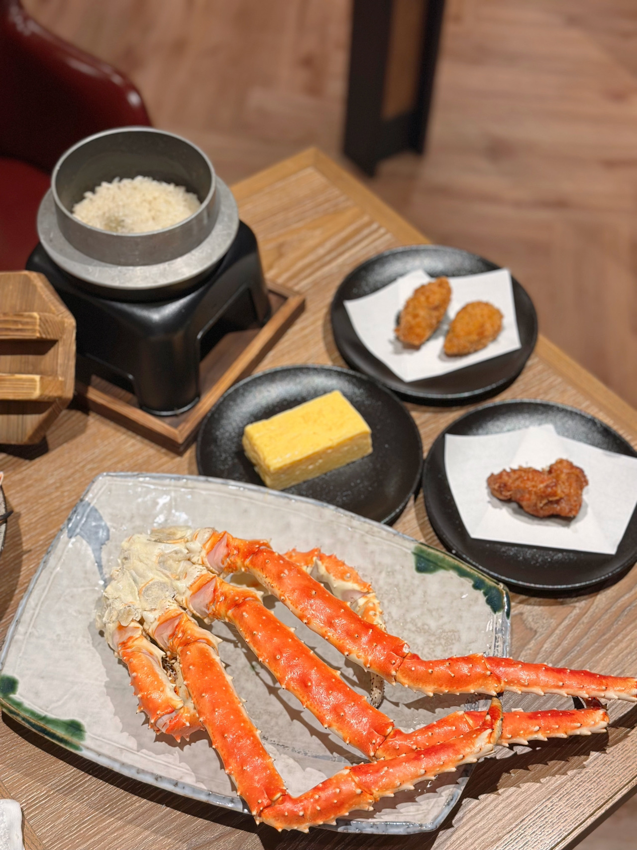 The restaurant offers a highly private dining environment.
They even provide a dedicated crab-shelling service,
so you can just sit back and enjoy huge bites of fresh crab meat 🙂↔️
Every king crab leg is incredibly meaty, sweet, and fresh.
There's also crab kamameshi (kettle rice)—mixing it with the crab meat is absolutely delicious 😍

All-You-Can-Eat King Crab, Snow Crab, and Oysters for ¥16,999

🦀 Food: King crab, snow crab, raw oysters, Hokkaido herb pork ribs, Zangi (Hokkaido-style fried chicken), fried oysters, Hokkaido french fries, green salad, potato salad, tamagoyaki (Japanese rolled omelet), and Hokkaido Nakatsuna edamame.

🍻 Drinks: Unlimited alcoholic beverages, sodas, and tea.

📍 Hokkaido Chimuni, Ginza Branch
3F Nitta Building, 8-2-1 Ginza, Chuo-ku, Tokyo 104-0061