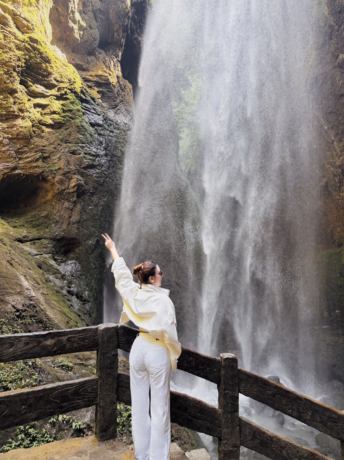 If you're visiting Chongqing and have a day to spare, I highly recommend checking out "Wulong." As a UNESCO World Natural Heritage site, it's absolutely breathtaking—you'll feel like you've stepped into a fantasy movie!
📍 First Stop: Three Natural Bridges
The moment you descend into the valley, you'll be greeted by massive limestone cliffs and naturally formed stone bridges. The sheer scale of the mountains makes you feel incredibly small. The weather is pleasantly cool the entire way as you hike through lush forests, babbling streams, and ancient stone bridges. The atmosphere is serene and vibrant. This spot has served as a filming location for several movies, so every corner looks straight out of a cinematic masterpiece. Your photos will turn out flawless, no filters needed!

📍 Next Stop: Longshuixia Fissure Gorge
What amazed me the most was hiking down into the deep gorge surrounded by towering cliffs. There are cascading waterfalls all along the trail, and the sound of water crashing against the rocks is incredibly refreshing. The wooden boardwalks built alongside the streams let you get up close and personal with nature. The cool mist, the fresh air, and the lush greenery will leave you feeling completely recharged.
✨ Final Thoughts
This place is even more stunning in person than in pictures. Between the epic scale of the Three Natural Bridges and the refreshing waterfalls in the gorge, it’s an unforgettable experience. There’s quite a bit of walking, so I highly recommend wearing comfortable sneakers and making sure your phone or camera is fully charged—literally everywhere you look is a photo op!

If you're traveling to Chongqing and want to experience majestic nature far away from the city vibe, a trip to Wulong is an absolute must. 🤍🌿
