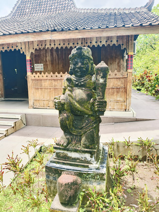 Ribuan topeng dan wayang dalam satu tempat.