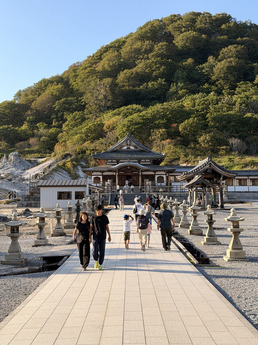 青森】日本三大霊場のひとつ！独特の景観が広がる「恐山」👻✨ | Trip
