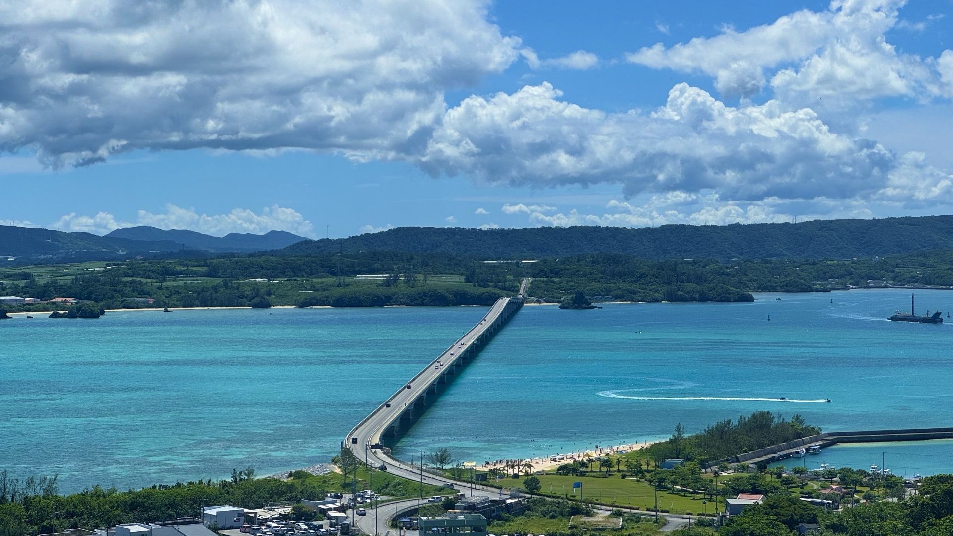 古宇利海洋塔很值得來!可以搭乘自動駕駛車上山,沿途欣賞古宇利島的海景,到塔上更能看到360度的絕美景色,天氣好時海水顏色非常漂亮。園區環境整潔舒適,還有貝殼博物館可以參觀。推薦來古宇利島一定要順道走走!