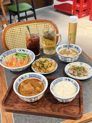 🍜兩草🌱中環新店|港式懷舊風~ 

港式懷舊風🪑地方大坐得舒服
店員勁友善、上菜快⚡️
仲有西貢米芝蓮海鮮酒家大廚坐鎮👨🏻🍳
可惜呢晚冇小菜食~

份量十足💯價錢大眾化💰

《 鮮蝦胡椒湯米 $65 》 +凍菊花茶(自家製) $16
蝦新鮮🦐胡椒湯香郁濃厚
米粉吸晒湯精華好入味~
天氣涼咗飲一流🍂

《咖喱牛坑腩飯 $88》+桂花烏龍冷泡茶 $16
咖喱微辣惹味🌶️
牛坑腩夠入味腍身
撈飯一流🍚

《小籠包胡椒湯 $52》+凍檸茶 $16
胡椒湯太正所以encore多碗配小籠包
皮唔算薄但肉餡鮮甜😋

《蛋炒豬腸粉 $35》
煎過好香口~加黑醬油仲正🖤

《脆香魚餅 $28》
魚餅彈牙!同樣加黑醬油更上一層樓

🍮甜品:
《金枕椰乳桃膠露(凍)$68》
味道唔濃烈~原粒金枕好吸引🥭桃膠份量多

《翡翠凝露(伊朗開心果糊)$48(熱)》
開心果味香濃💚入口濃稠香滑~微甜唔膩

《八喜大滿貫 $68》
燒仙草、芋圓、紅豆、蓮子、桃膠、椰奶
正常發揮~可惜芋圓口感似麵團,零味道零彈性😅

📍兩草
中環威靈頓街2-8號威靈頓廣場M88地舖

