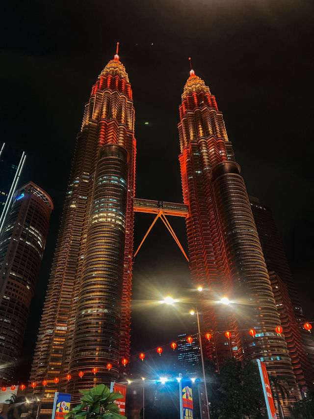 Petronas Twin Towers Glow Like a Dream on Holidays ✨