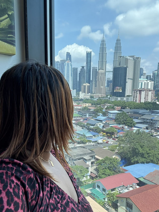 Glass Walls, Big Views, Chill Vibes