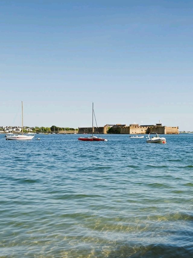 🌊 Where the Sea Stays Gentle – Larmor-Plage, France