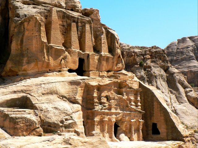 Petra – The Rose-Red Jewel of Jordan 🏜️✨