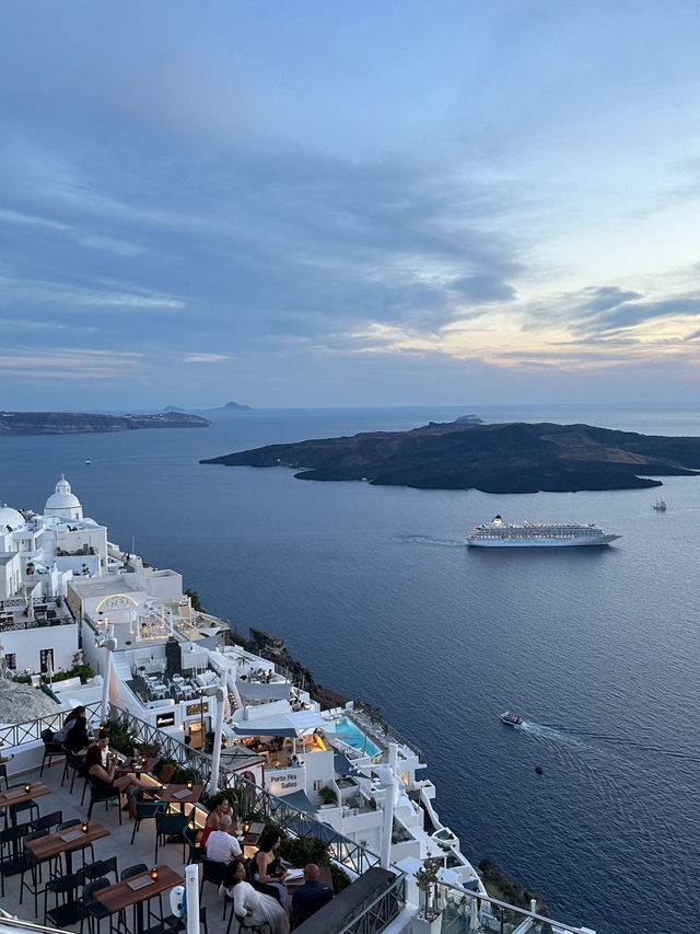 𝑺𝒂𝒏𝒕𝒐𝒓𝒊𝒏𝒊 — 𝑻𝒉𝒆 𝑪𝒊𝒕𝒚 𝒐𝒇 𝑺𝒖𝒏𝒔𝒆𝒕𝒔 & 𝑬𝒏𝒅𝒍𝒆𝒔𝒔 𝑩𝒍𝒖𝒆𝒔 