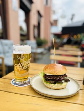A reward for a hard day's work 🙏🙏🙏🙏
Cold beer

🇩🇪 Erding, a small town where I've come to live

Today I want to introduce you to Erding, a small town in Bavaria, Germany 🇩🇪

Erding is an ancient town with a history spanning over a thousand years. It boasts an old town area, beautiful buildings, and a simple Bavarian atmosphere. Walking along the streets, you can see both the historical charm and the local way of life.

The town is also famous for Erdinger Weißbier 🍺, a wheat beer that many people are familiar with, and Therme Erding, a large water park and spa, is another renowned attraction.

For me, Erding may not be a big city or a must-visit destination for tourists, but after actually living here, I feel it has its own unique charm.

Sometimes happiness isn't found in big cities,
but in small towns where we can live, work, meet people, and gradually collect memories day by day ❤️ ##Erding