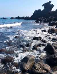 Like a dragon plunging into the sea, the unique natural landscape - Jeju Island's Dragon Head Rock.